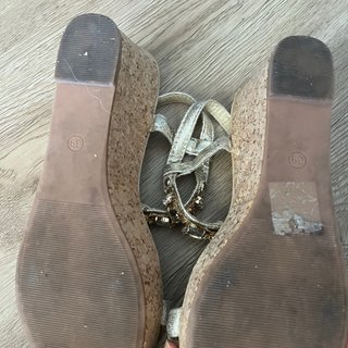 Sandalias con pedrería doradas y plateadas