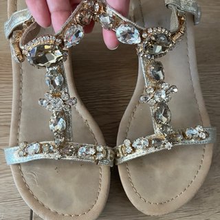 Sandalias con pedrería doradas y plateadas