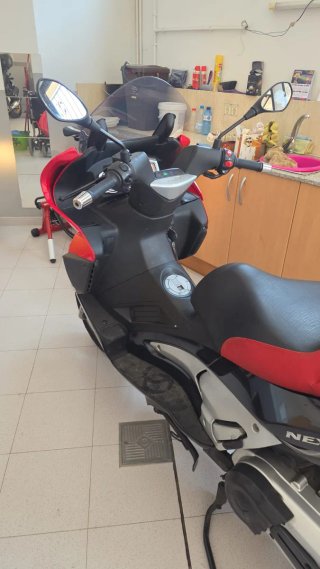 Maxiescoter Gilera Nexus 500 Roja