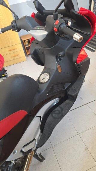 Maxiescoter Gilera Nexus 500 Roja