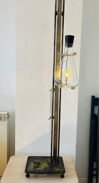 Antiguo aparato de laboratorio iluminación indus