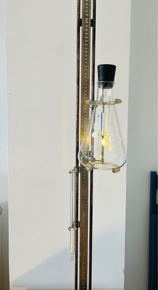 Antiguo aparato de laboratorio iluminación indus