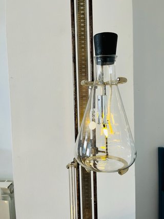 Antiguo aparato de laboratorio iluminación indus