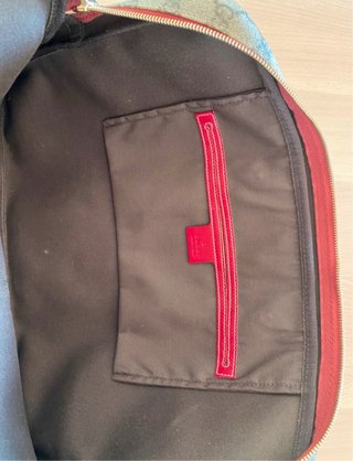 Bolso Gucci GG Supreme con detalles rojos