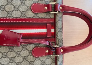 Bolso Gucci GG Supreme con detalles rojos