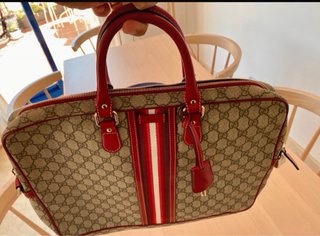 Bolso Gucci GG Supreme con detalles rojos