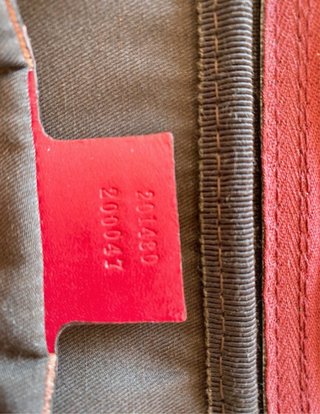 Bolso Gucci GG Supreme con detalles rojos