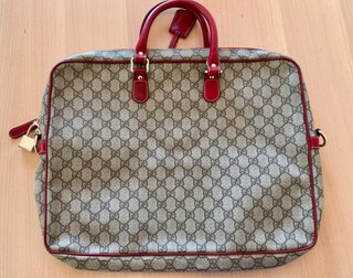 Bolso Gucci GG Supreme con detalles rojos