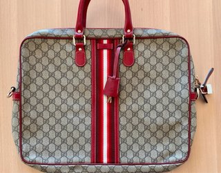 Bolso Gucci GG Supreme con detalles rojos