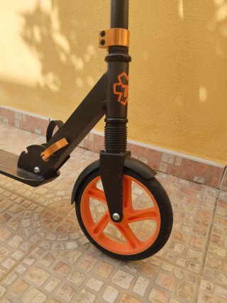 Patinete Negro y Naranja