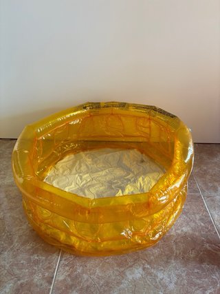 Piscina hinchable infantil transparente y amarilla