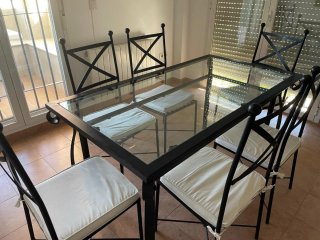 Mesa de comedor cristal y metal con 8 sillas