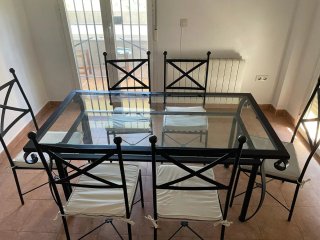 Mesa de comedor cristal y metal con 8 sillas