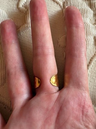 Anillo dorado con perla