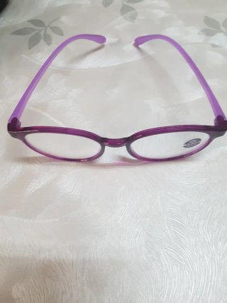 Gafas de lectura moradas con estuche negro