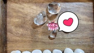 Scatola di legno con cristalli e minerali