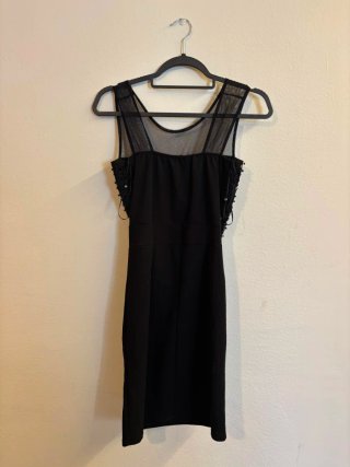 Vestido negro con pedrería y tul