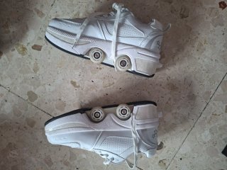 Zapatillas blancas con ruedas