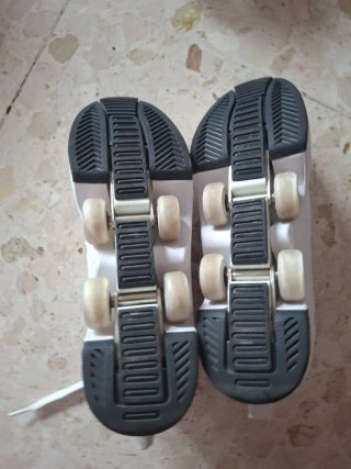 Zapatillas blancas con ruedas