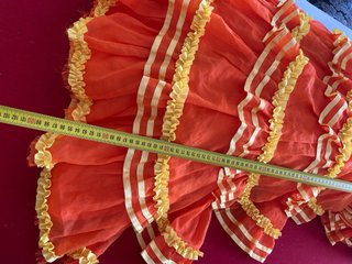 80.-Vestido de feria naranja y amarillo