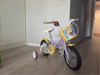 Bicicleta infantil morada con ruedines