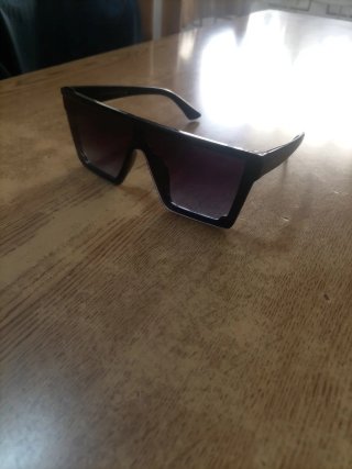 Gafas de Sol Negras. Diseño Moderno.