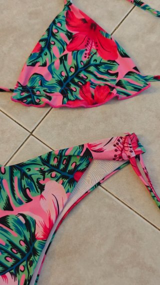 Bikini floral rosa y verde