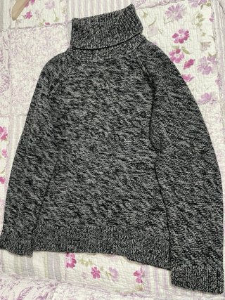 Jersey cuello alto gris y negro