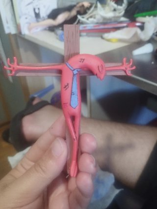 Alan de Smiling Friends crucificado