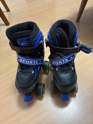 Patines infantiles azules y negros