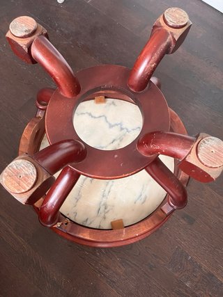 Mesa redonda con tapa de mármol