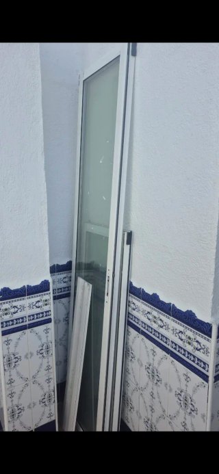 Ventanas y balconeras de aluminio blanco