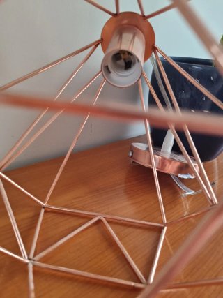 Lámpara de metal dorada geométrica