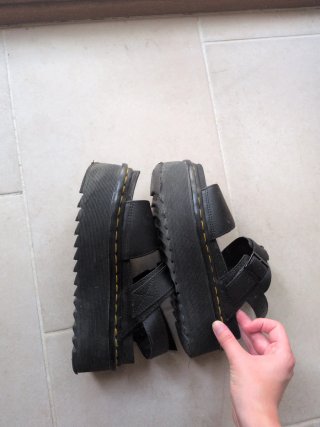 Sandalias Dr. Martens Plataforma Negras