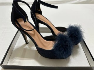 Zapatos de tacón azul oscuro con plumas