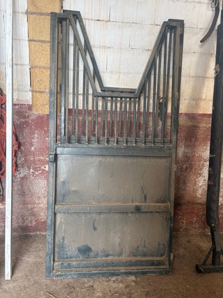 Puerta de cuadra metálica