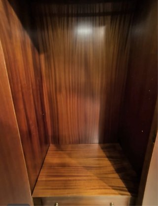 Armario de madera maciza