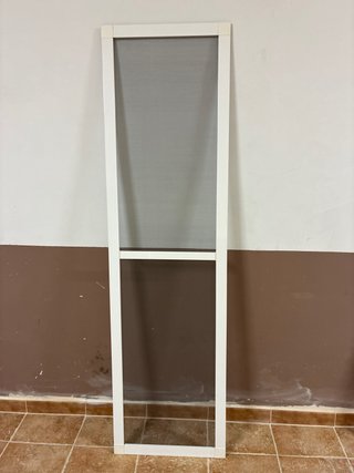 Puerta mosquitera blanca