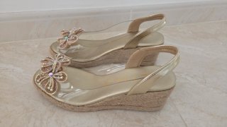 Sandalias cuña doradas con pedrería