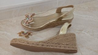 Sandalias cuña doradas con pedrería