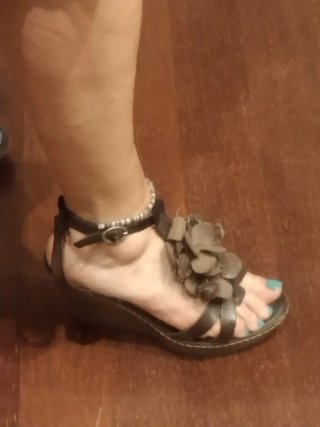 Sandalias cuña marrón con detalle floral