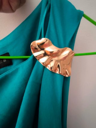 Vestido midi Zara drapeado aplique dorado