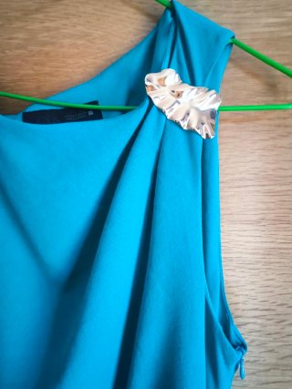 Vestido midi Zara drapeado aplique dorado