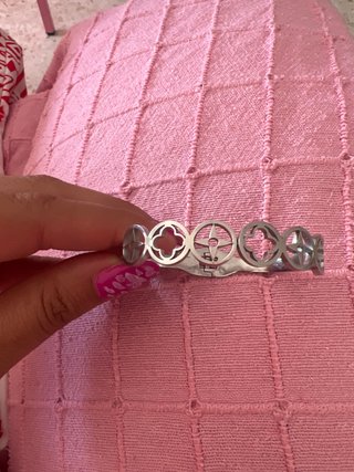 Pulsera de acero plateado con diseño