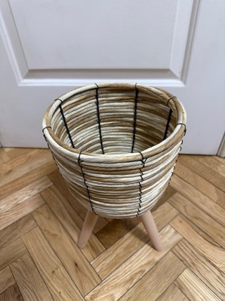 Maceta de mimbre y madera