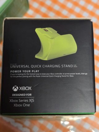 Controller Xbox Electric Volt + Caricabatterie Razer