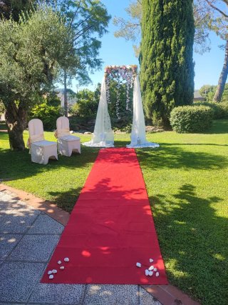Arco de boda con alfombra roja