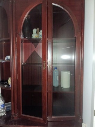 Mueble de madera con vitrina