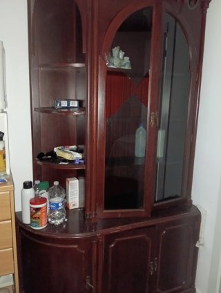 Mueble de madera con vitrina