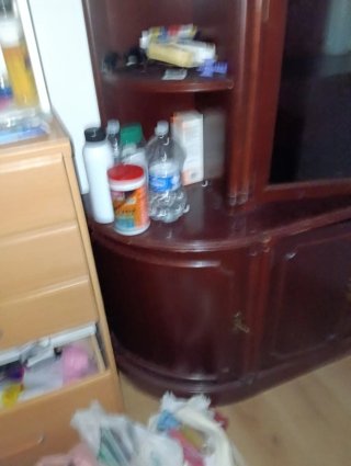 Mueble de madera con vitrina